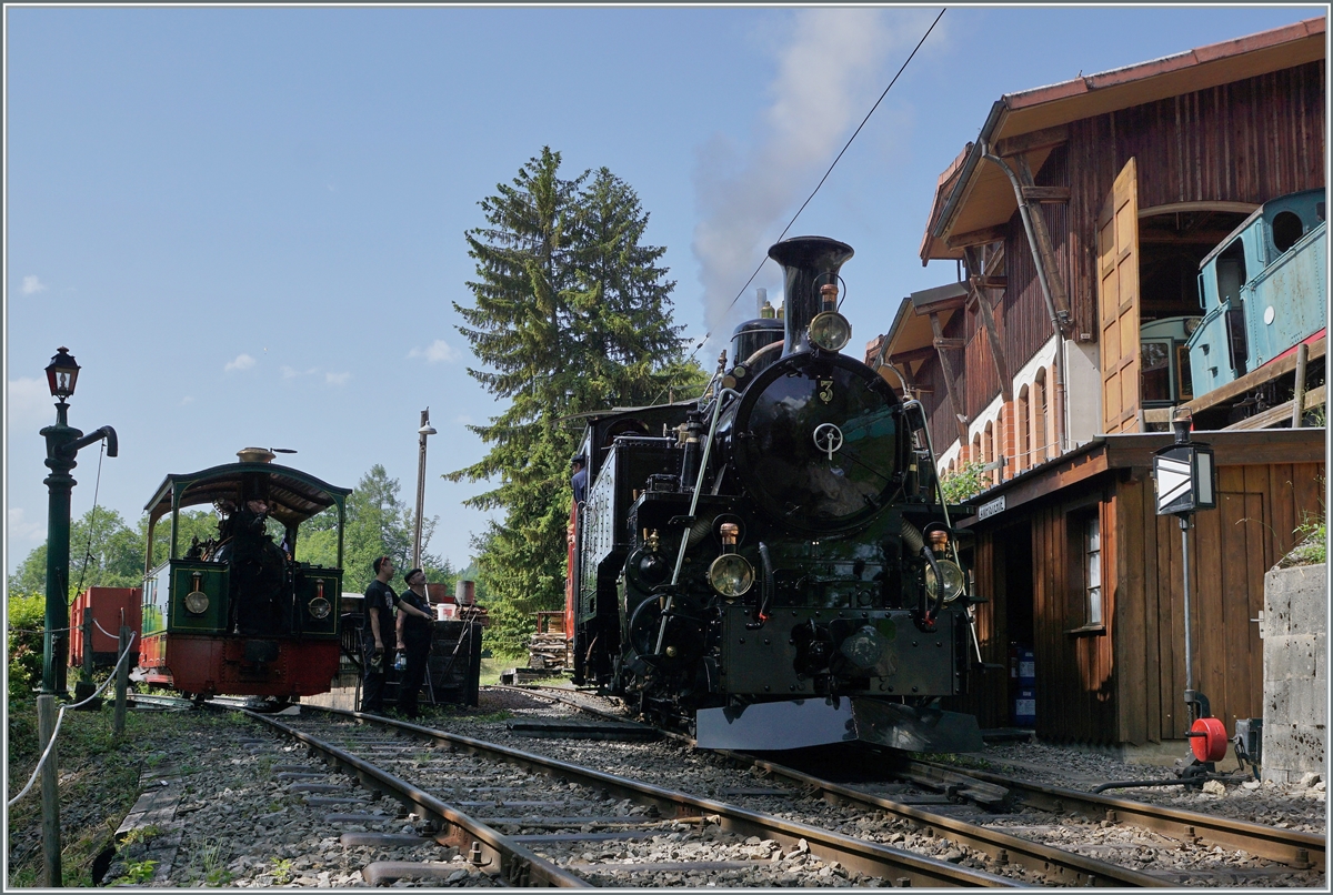  Festival Suisse de la Vapeur 2022 / Schweizer Dampffestival 2022  der Blonay-Chamby Bahn: Kurz darauf erreicht die HGe 3/4 N° 3 ist mit ihrem Zug von Blonay den Museumsbahnhof Chaulin. Links im Bild die G 2/2 N° 4  Rimini . 

4. Juni 2022