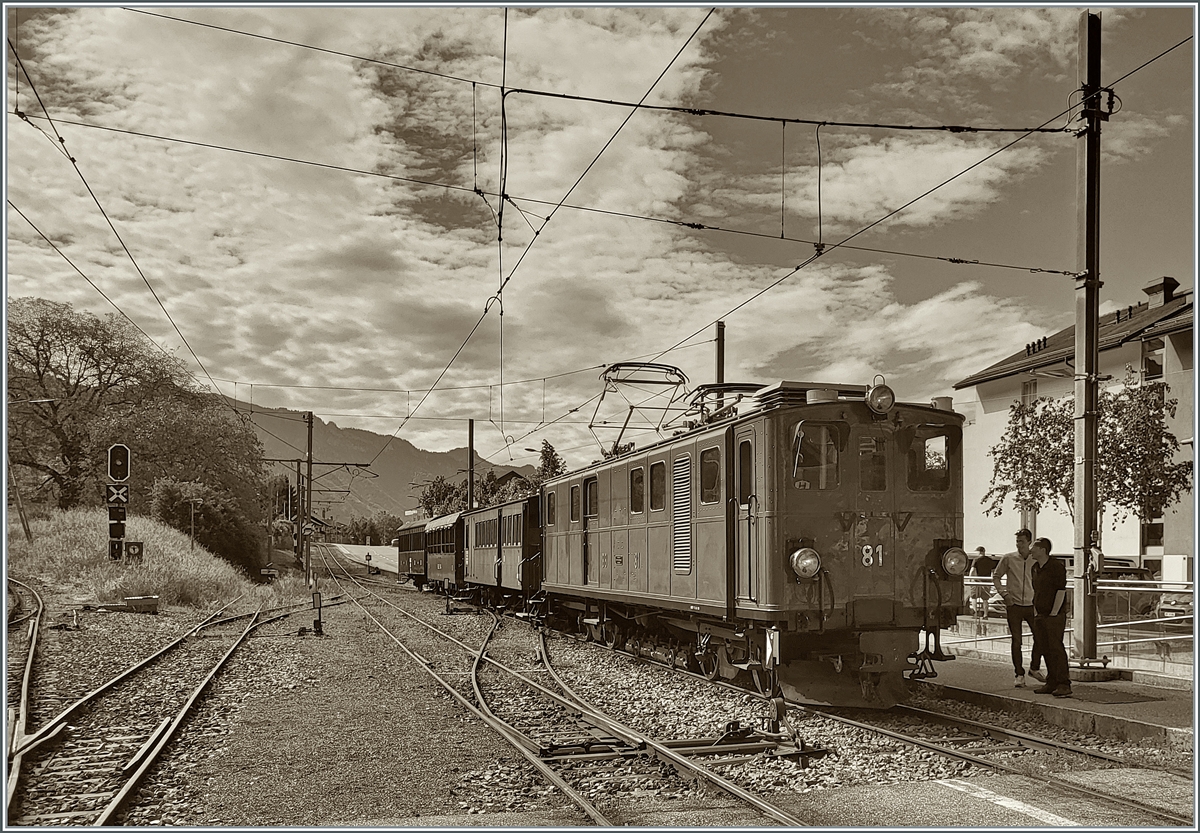 Festival Suisse de la Vapeur 2024 / Schweizer Dampf Festival 2024 bei der Blonay-Chamby Bahn.
Die Bernina Bahn RhB Ge 4/4 81 der Blonay Chamby Bahn ist mit dem ersten Zug des diesjährigen  Festival Suisse de la vapeur 2024  in Blonay angekommen.

18. Mai 2024