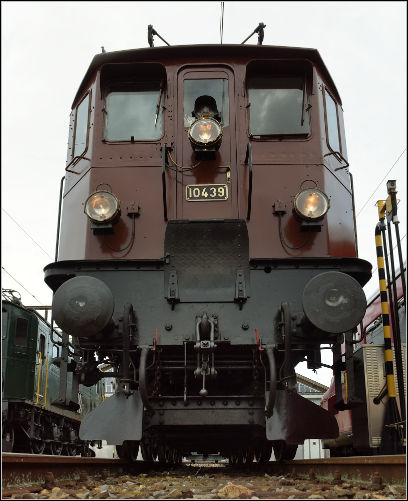 Fitnessfahrten. Ae 3/6 II 10439 im Depot Olten beim Fotoshooting. Oktober 2019.