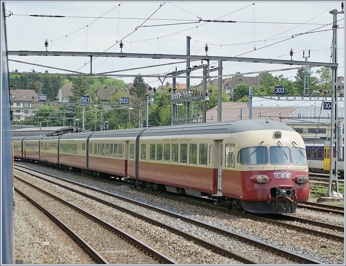 Früher, als man die Fenster in den Zügen noch öffnen konnte, bot das Fotografieren aus dem Zug noch interessante Möglichkeiten, auch wenn wie hier, das Bild nicht ganz einwandfrei gelang: Der TEE RAe II im Vorfeld des Bahnhofs von Biel/Bienne. 

8. Mai 2009