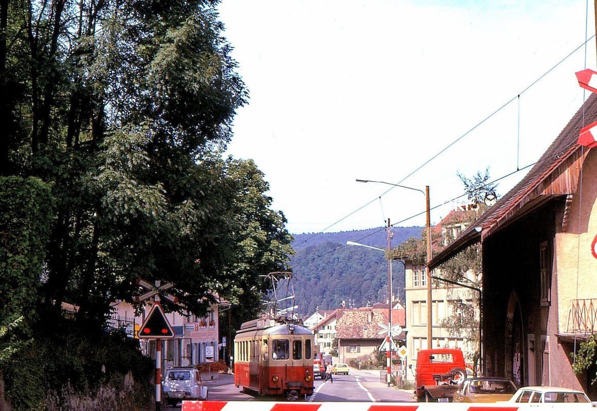 Früher war man auf der Pass-Strasse immer mit der Waldenburgerbahn  konfrontiert , wie hier in Hölstein am 14.August 1974.  