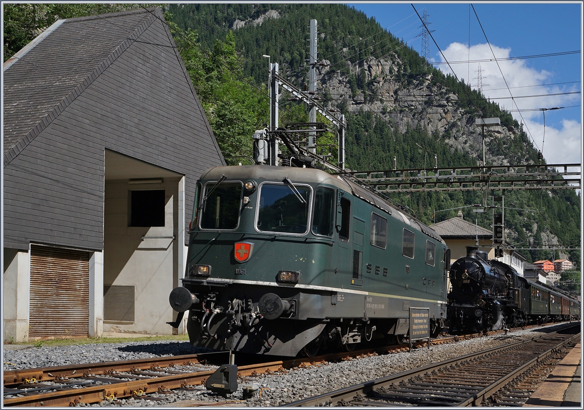 Für die Fahrt durch den Gotthard Tunnel erhält der C 5/6 Dampfzug eine Vorspannlok.
28. Juli 2016