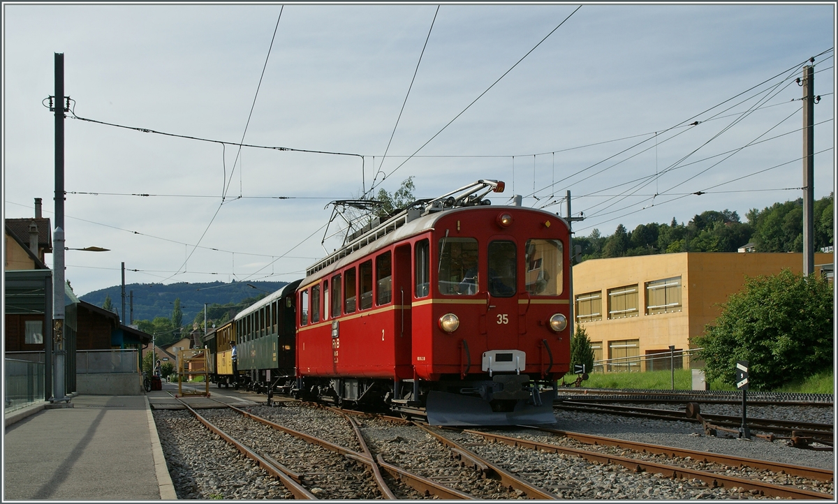 Für mich der schöneste Triebwagen bei der B-C: der RhB ABe 4/4 N° 35.
Blonay, den 12. Juni 2011