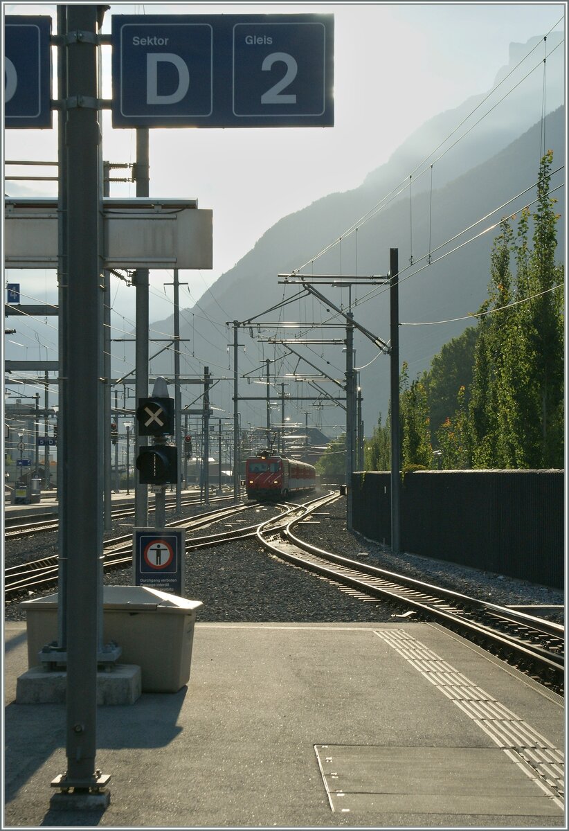 Für den Verkehr des Lötschberg Basis Tunnel wurde der Bahnhof von Visp komplett umgebaut, auch der MGB Teil, im Bildvordergrund Bahnsteigt und übliche Assecoires im Einheitsstil, im Hintergrund ist ein einfahrender MGB Zug zu erkennen.

29. Aug. 2013