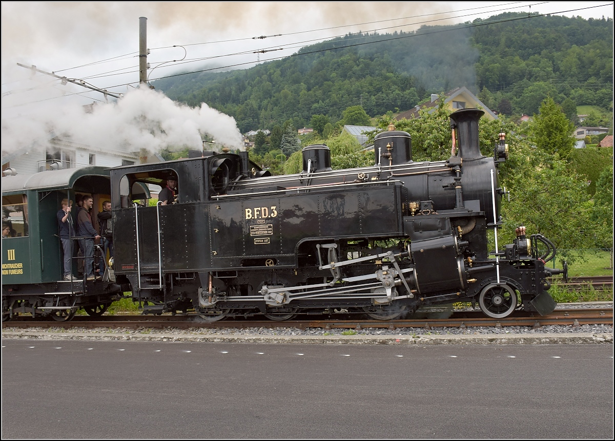 Furkalok am Genfersee mit dem Riviera-Express. Die HG 3/4 3 der BFD bei der Ausfahrt aus Blonay. Juni 2017.