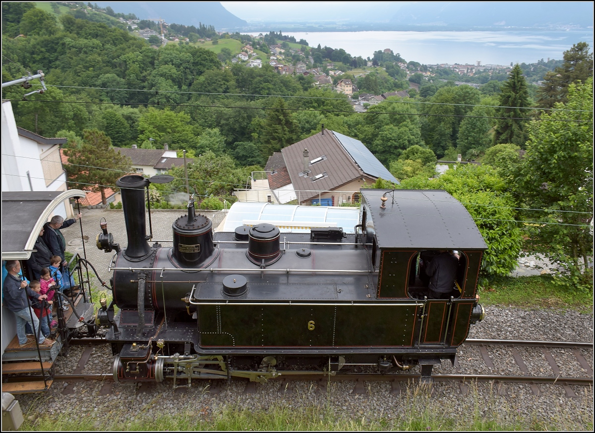 G 3/3 6 mit BAM-Nummer und einem kurzen bunten Personenzug in Blonay. Juni 2017.
