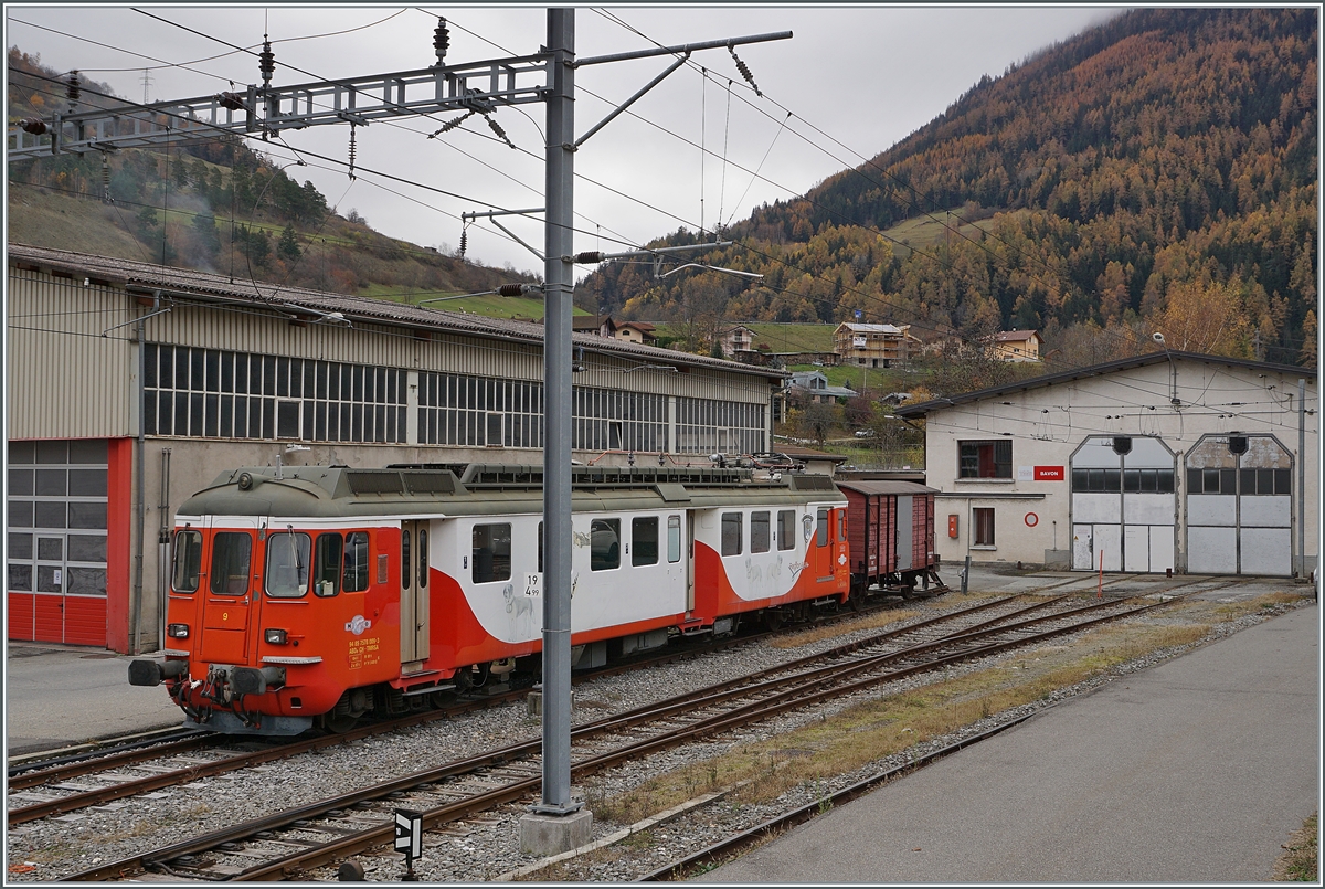 Ganz zuhinterst im Bahnhof von Orsières steht dieser TMR ABDe 4/4 N° 9 (UIC 94 85 7578 009-3 ABDe CH-TMSA) und ein alter Güterwagen.

5. Nov. 2020