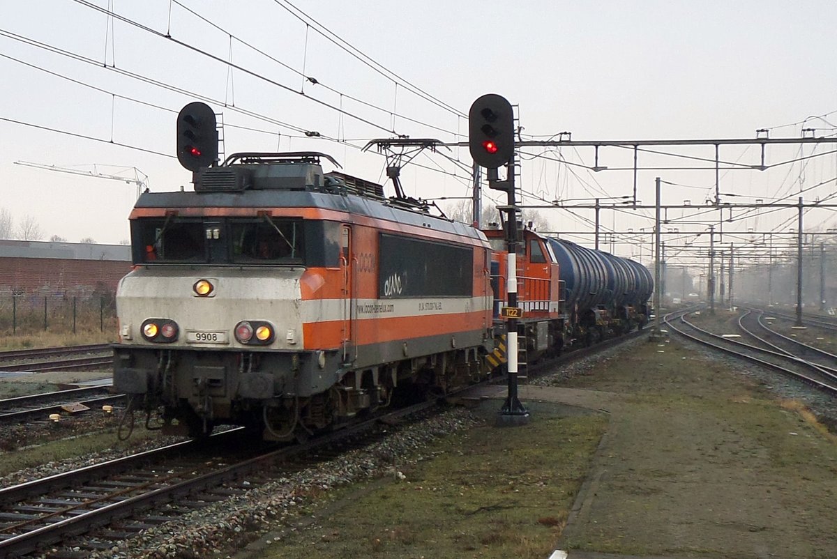Ganze drei kesselwagen und eine Diesellok schleppt LOCON 9908 durch Boxtel am 19 Februar 2016.