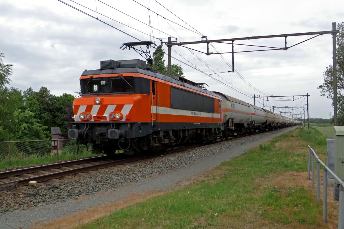 Gaskesselwagenzug mit RFO 1830 passiert der Fotograf bei Niftrik bevor die Maas �berquert werden soll.