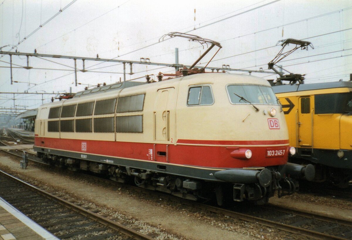 Geschichte auf ein Scanbild: am 24 Oktober 1998 wartet 103 245 in Venlo auf deren nächste Einsatz. Bis Ende Mai 1999 wurden in Zweistundentakt die 103er zwischen Venlo und Köln vor D-Züge Eindhoven<=>Köln Hbf eingesetzt -mit Lokwechsel in Venlo. Die Normaleinsatze von die DB 1034 sind ebenso in die Vergangenheit wie die D-Züge Eindhoven<=>Köln. Für die NS Reihe 1700 (davon ein Lok hinter den 103 245) lauft der Zeit auch ab, mit nür wenige Einsatze für die IC's zwischen Amsterdam und Bad Bentheim.