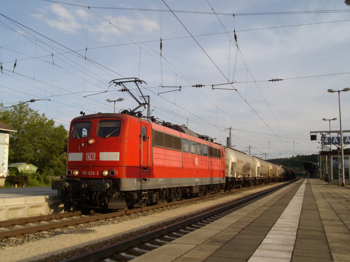 Getreidezug mit 151 026 durchfahrt in R�hetempo Treuchtlingen am 30 Mai 2009.