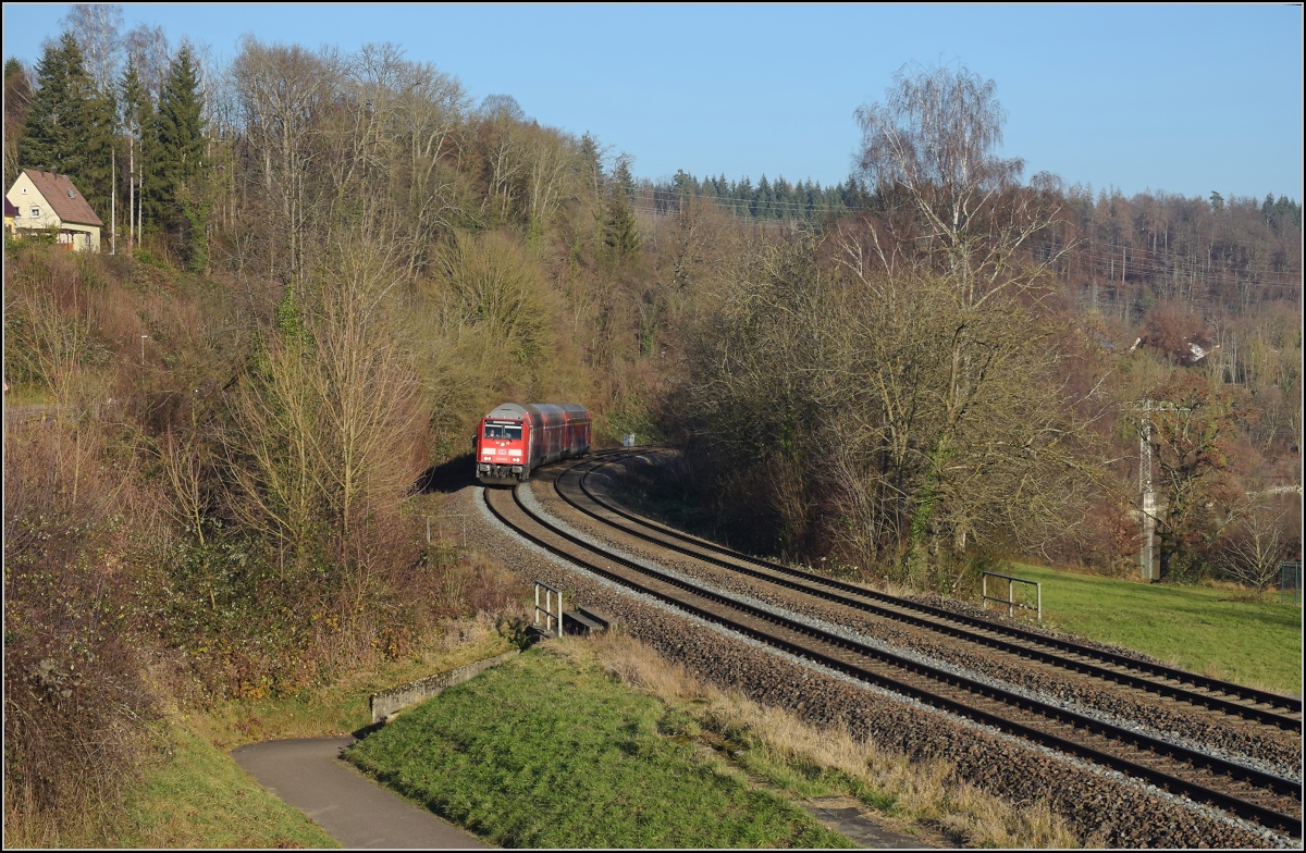 Godot-Express rechts des Hochrheins.

245 035 mit 3 Dostos. Karsau, Dezember 2021.

An jeder Station wird neuerdings erneut auf Godot gewartet. Er könnte ja noch kommen, auch wenn ihn bis heute niemand gesehen hat. Reisen im 612 war gestern, heute heißt es durch die Landschaft bummeln. Immerhin kann man besser spazieren schauen. 