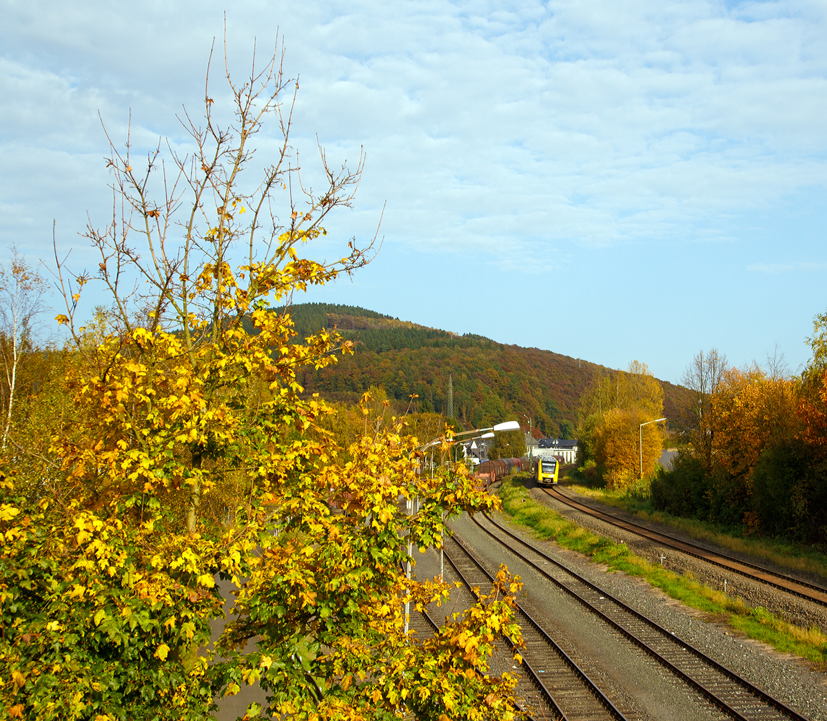 
Goldener Oktober im Hellertal - Der VT 505 (95 80 1648 105-2 D-HEB / 95 80 1648 605-1 D-HEB) der HLB (Hessische Landesbahn GmbH), ein Alstom Coradia LINT 41 der neuen Generation, erreicht am 16.10.2017 bald den Bahnhof Herdorf. Er fährt als RB 96  Hellertalbahn  die Verbindung Neunkirchen - Herdorf - Betzdorf.
