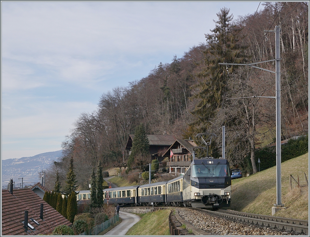 Grosse Überraschung: Der MOB GoldenPass Belle Epoque PE 2224 von Montreux nach Zweisimmen verkehret heute mit der MOB Ge 4/4 8002 an der Spitze und einem Alpina-Triebwagen am Schluss, wobei letzter dank der hier gewählten Fotostelle kurz nach Chernex praktisch nicht zu sehen ist.

9. Januar 2021