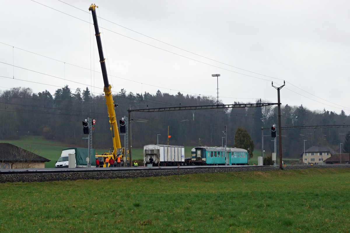 Güterwagen: AUSZUG AUS BUSSWIL. Heute den 2. März 2016 hat sich der N-Bahn-Club Busswil (NBCB) endgültig von seinen zwei Güterwagen getrennt, die der Neugestaltung des Bahnhofs Busswil zum Opfer gefallen sind. Während der letzte in der Schweiz noch vorhandene Kühlwagen P 23 85 849 1801-1 (ehemals Sais AG Horn/TG, Baujahr 1951) mit dem ursprünglichen Holzkasten in Frauenfeld bei IG Schiene Schweiz seine neue Heimat fand, wo er der Nachwelt erhalten bleibt, landete der bereits durch den NBCB teilweise abgebrochene ex Gklm-v 42 85 114 4 887-3 auf dem  SCHROTTHAUFEN. Beide Aufnahmen entstanden in Busswil bei Wetterverhätnissen, die so traurig waren wie der Abschied. Nun steht nur noch das Club-Lokal des NBCB in dem auch die wunderschöne Modellbahnanlage der Spur N bewundert werden kann, in Form eines alten Mitteleinstiegwagens beim Bahnhof Busswil. Gebaut wurde der Kühlwagen durch Schindler Waggon AG Pratteln. In Busswil hatte er seinen Standplatz von 1986 bis 2016. Von diesen Wagen existierten nur gerade zwei Stück.
Foto: Walter Ruetsch    