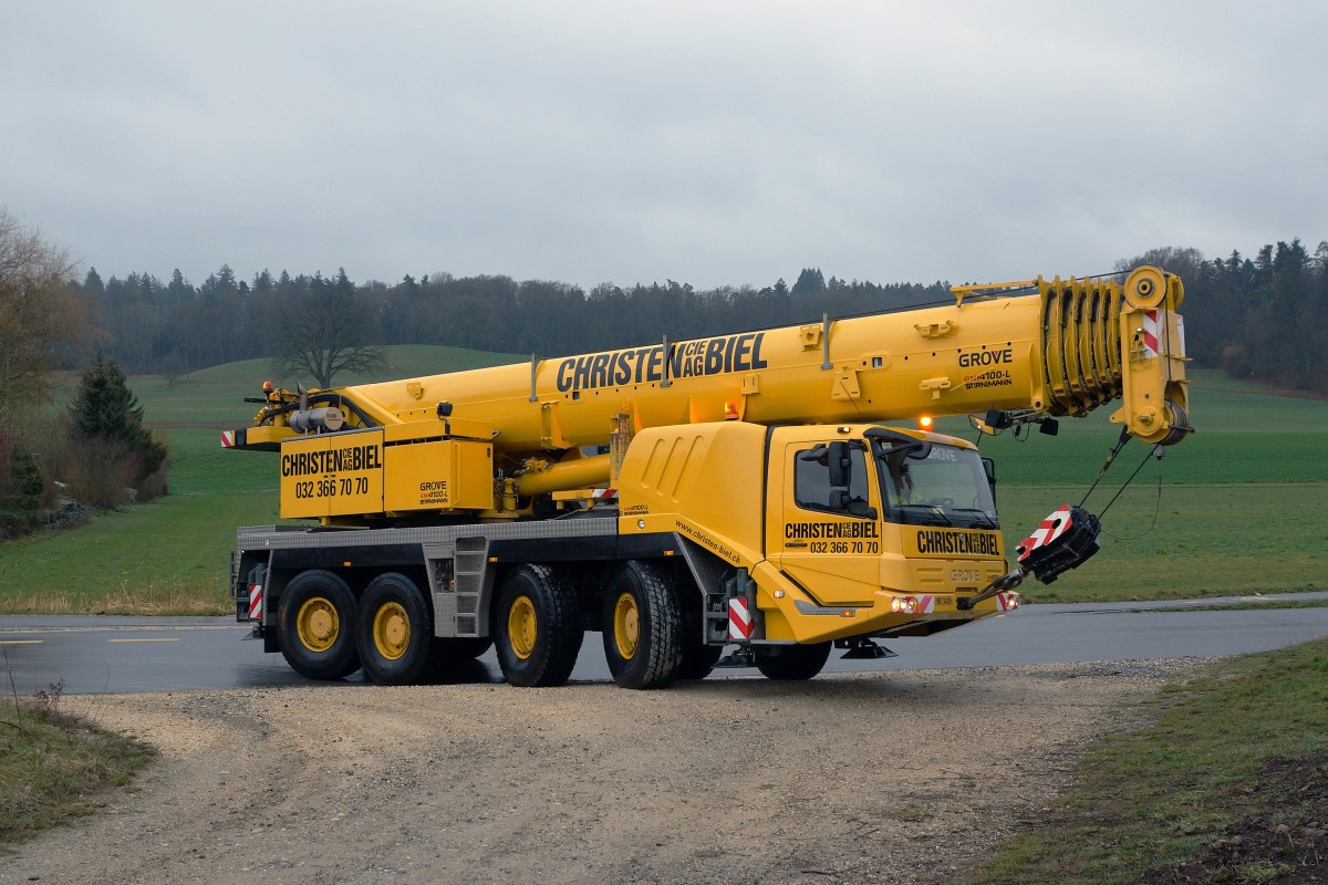 Güterwagen: AUSZUG AUS BUSSWIL. Heute den 2. März 2016 hat sich der N-Bahn-Club Busswil (NBCB) endgültig von seinen zwei Güterwagen getrennt, die der Neugestaltung des Bahnhofs Busswil zum Opfer gefallen sind. Während der letzte in der Schweiz noch vorhandene Kühlwagen P 23 85 849 1801-1 (ehemals Sais AG Horn/TG, Baujahr 1951) mit dem ursprünglichen Holzkasten in Frauenfeld bei IG Schiene Schweiz seine neue Heimat fand, wo er der Nachwelt erhalten bleibt, landete der bereits durch den NBCB teilweise abgebrochene ex Gklm-v 42 85 114 4 887-3 auf dem  SCHROTTHAUFEN. Beide Aufnahmen entstanden in Busswil bei Wetterverhätnissen, die so traurig waren wie der Abschied. Nun steht nur noch das Club-Lokal des NBCB in dem auch die wunderschöne Modellbahnanlage der Spur N bewundert werden kann, in Form eines alten Mitteleinstiegwagens beim Bahnhof Busswil. Gebaut wurde der Kühlwagen durch Schindler Waggon AG Pratteln. In Busswil hatte er seinen Standplatz von 1986 bis 2016. Von diesen Wagen existierten nur gerade zwei Stück.
Foto: Walter Ruetsch    