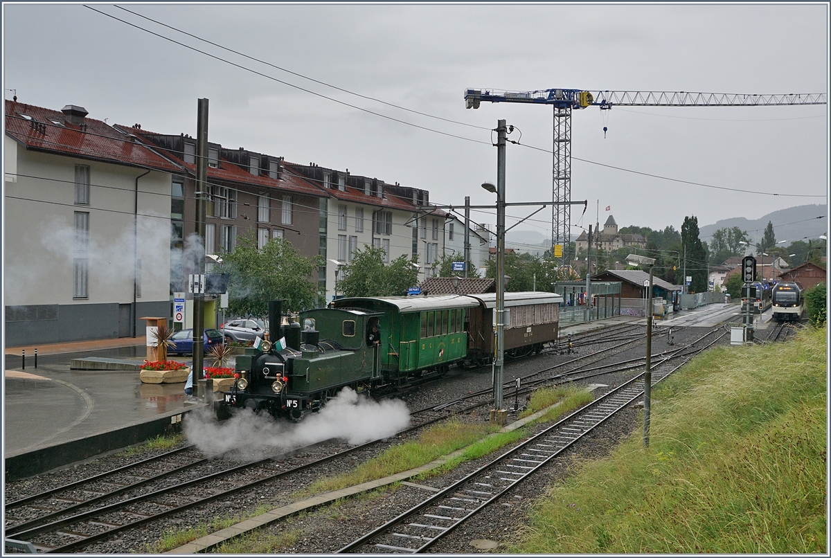 Herrlich dampfend verlässt die LEB G 3/3 N° 5 der Blonay Chamby Bahn Blonay in Richtung Chamby.

2. Aug. 2018 