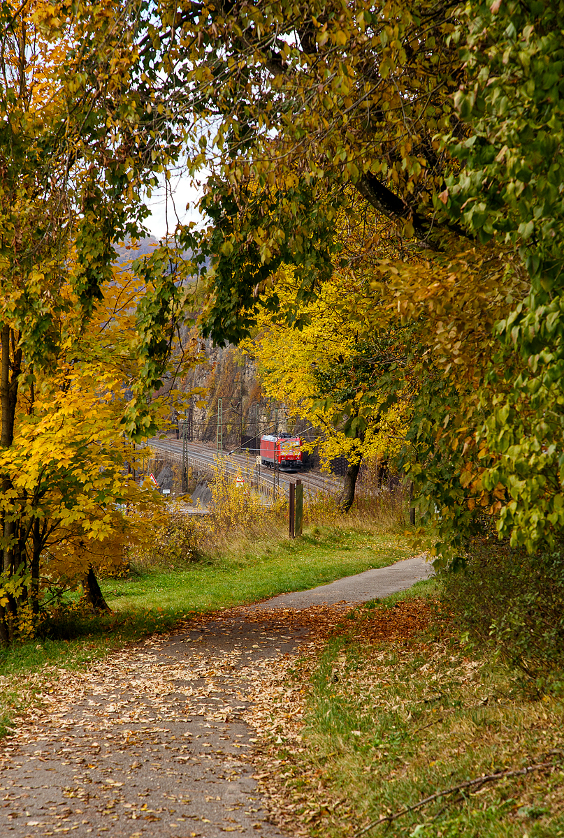 Herstzeit an der Geislinger Steige bei der Ziegelhütte bei Amstetten, eine 185er fährt am 26.10.2021 nach dem Schubdienst wieder hinab nach Geislingen.