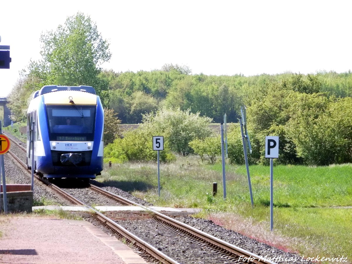 HEX VT 876 unterwegs nach Bernburg und durchf�hrt den Bedarfshaltepunkt Trebitz (K�nnern) am 5.5.16