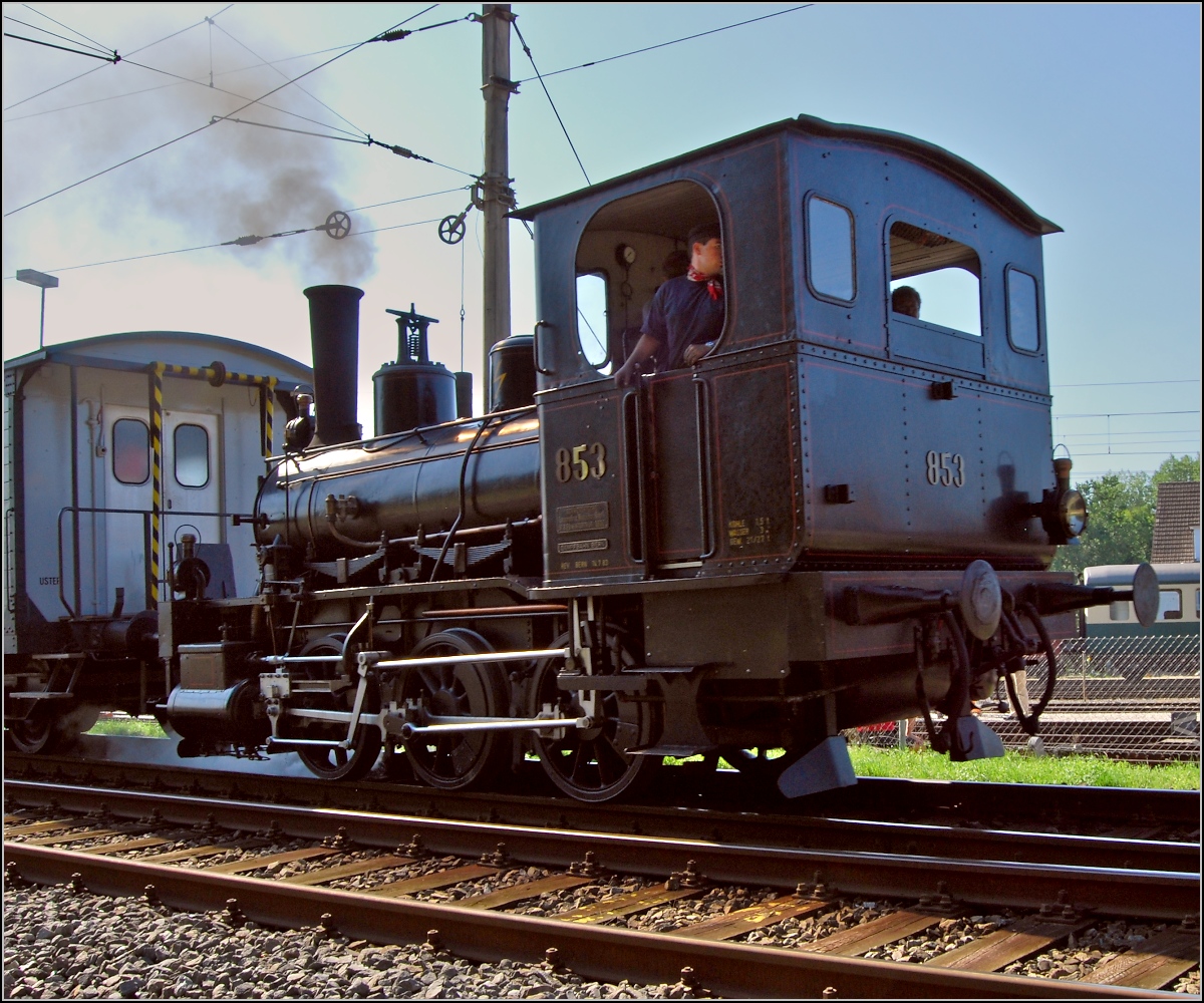 Hier rangiert E 3/3 853 der Jura-Simplon Bahn Baujahr 1890. Sommer 2009. <A href= http://www.dbb.ch/content_d/rollmaterial/loks/e33_853.html >Mehr Infos über diese Lok</A> gibt es bei der <A href= http://www.dbb.ch/ >DBB</A>.