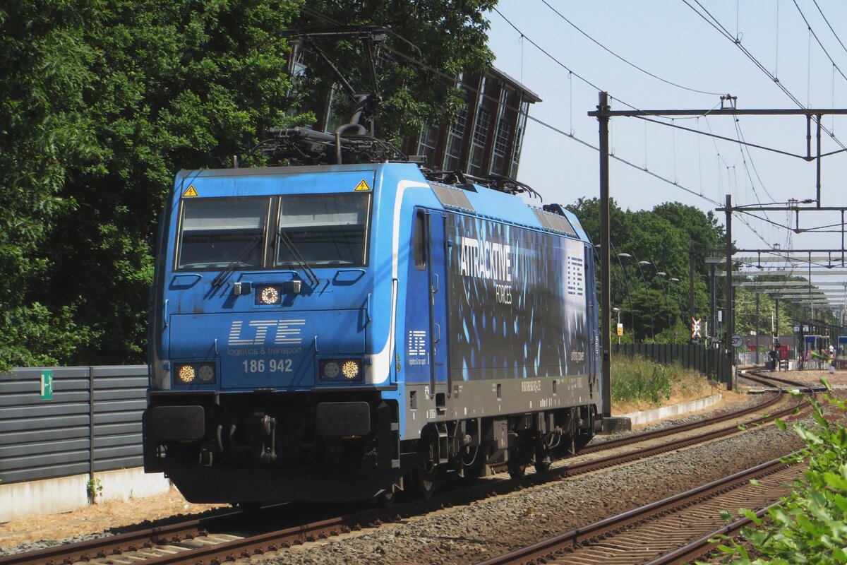 Hin-und-her Teil 2: Am 1 Juni 2023 durchfahrt LTE 186 942 solo Wijchen nach ein Kesselwagenzug nach Nijmegen geschleppt zu haben. Dort wurde der Lok abgekuppelt und solo zur�ck nach Oss fahren um ein Leerzug zu schleppen. Hier der R�ckfahrt durch Wijchen.