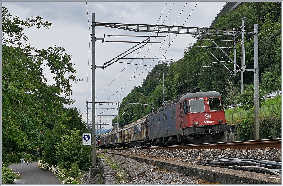 Hinter dem Ch�teau de Chillion (welches hier nicht zu sehen ist) verl�uft die Simplon Strecke von Lausanne nach Brig. Bei Bau wurde ernsthaft dar�ber nachgedacht, das Ch�teau de Chillon abzutragen und den Baustein f�r den Eisenbahnbahn zu verwenden! Im Bild die SBB Re 6/6 16008 (Re 620 008-3)  Wetzikon  mit einem G�terzug auf der Fahrt in Richtung Wallis.

15. Juli 2020