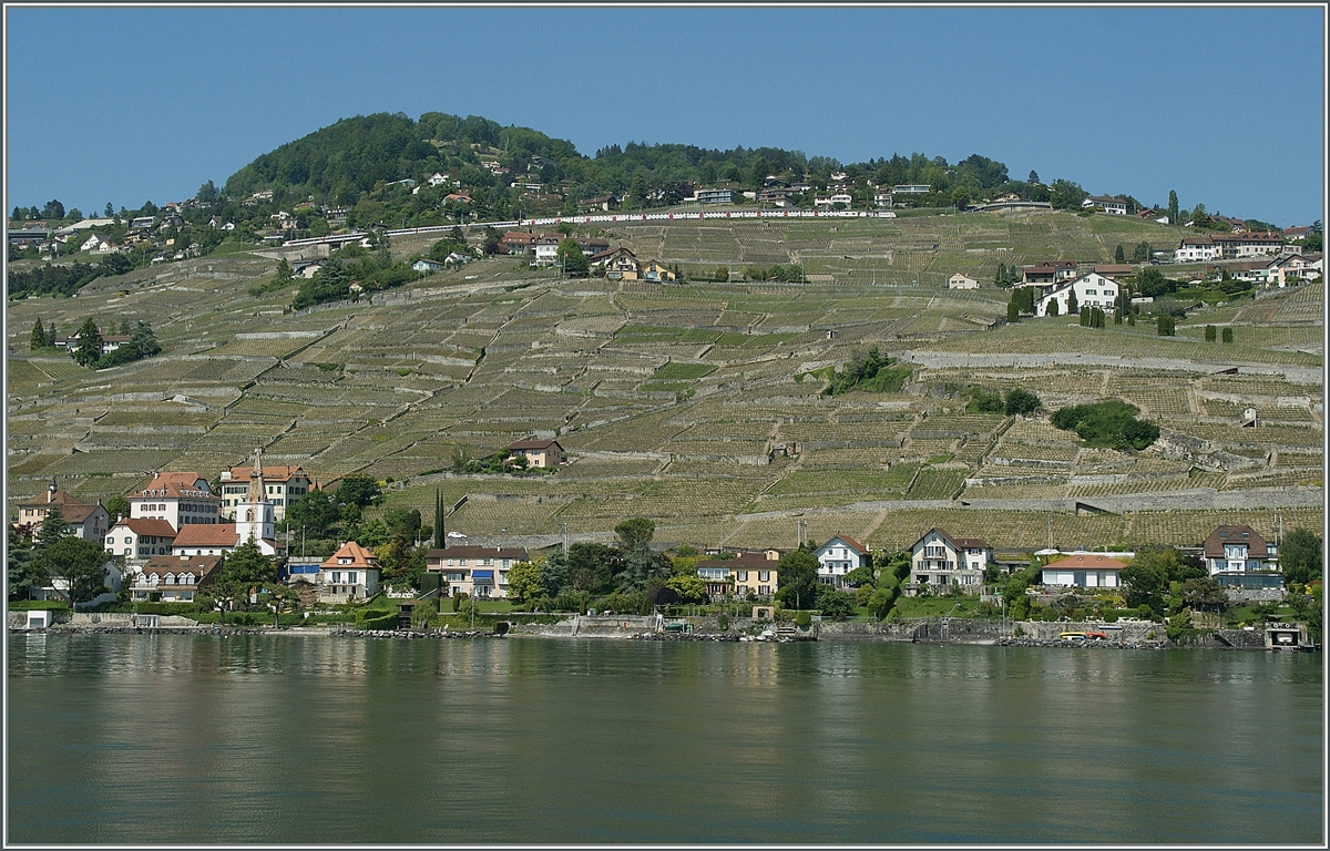 Hoch oben am Hang im Lauvaux �ber Villette ist ein IR von Luzern in Richtung Lausanne unterwegs. 

6. Juni 2013 