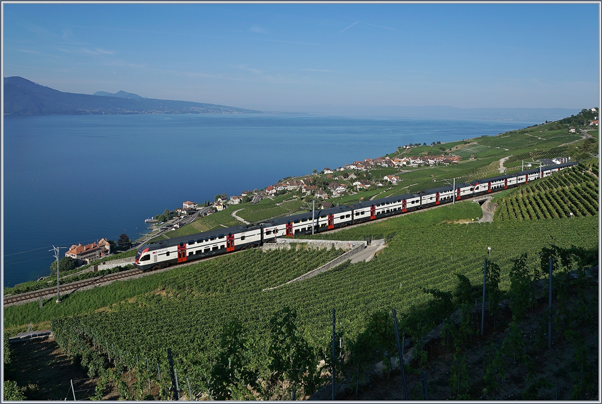 Hoch über dem Genfer See sind zwei SBB RABe 511 Triebwagenzüge im Umleitungsverkehr unterwegs. (Baubedingte Streckensperrung Lausanne - Puidoux).  

27. Juli 2018