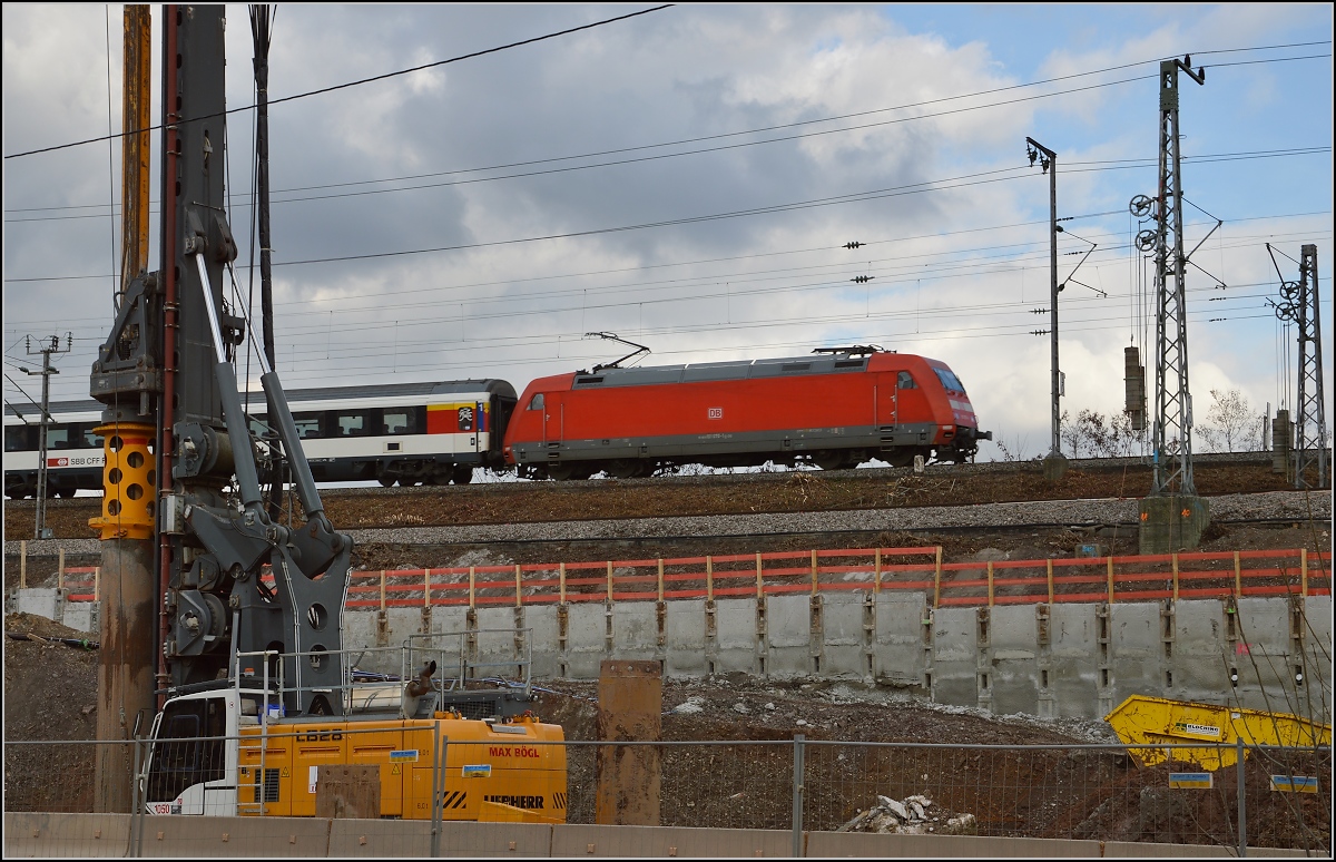 IC mit 101 070-1 aus Zürich passiert die verschiedenen Baustellen von S21. Stuttgart, Februar 2016.