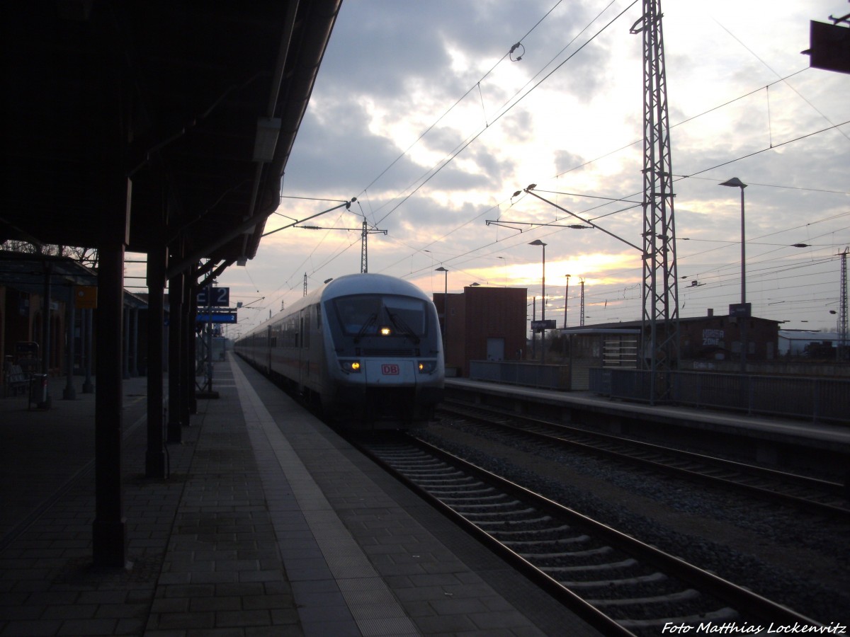 IC2355 mit Ziel Ostseebad Binz bei der Einfahrt in den Bahnhof Bergen auf R�gen am 20.2.14