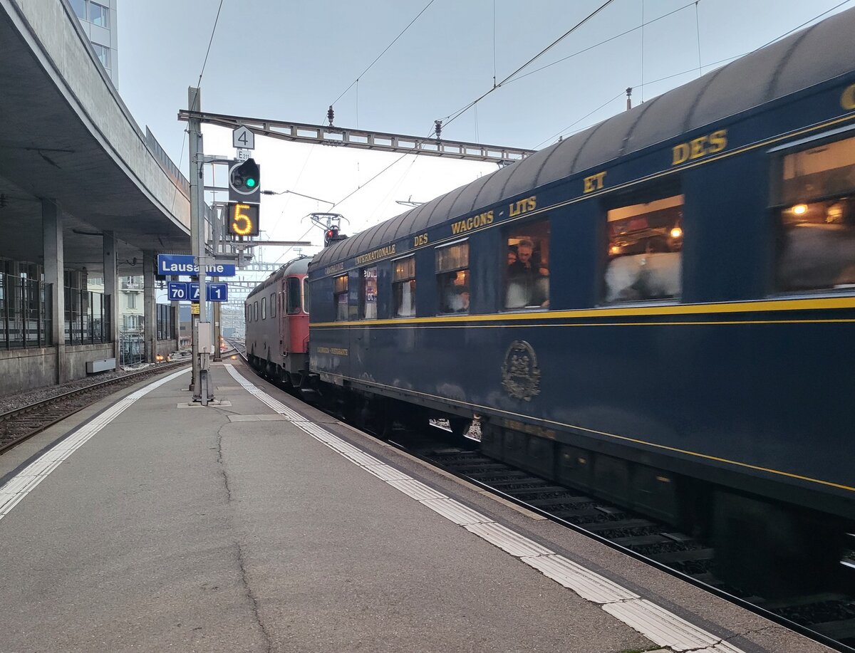 Ich wünsche alle eine Gute Fahrt im Neuen Jahr!

Die Re 6/6 11622 (Re 620 022-4) verlässt mit dem traditionellen Silvesterzug der  L'Association 141R568  den Bahnhof von Lausanne in Richtung Bern.

 
31. Dezember 2024
