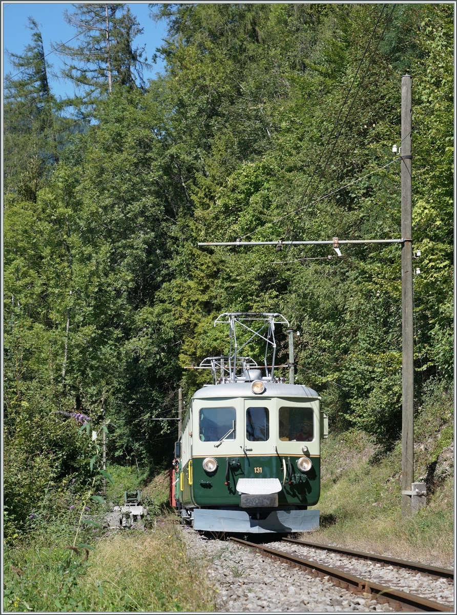 Il était une fois... les années 40 / Es war einmal: die 40er Jahre  - Der GFM Historique Ce 4/4 131 (Baujahr 1943) befindet sich auf der Fahrt von Blonay nach Chaulin kurz vor Chamby. 

9. Sept. 2022