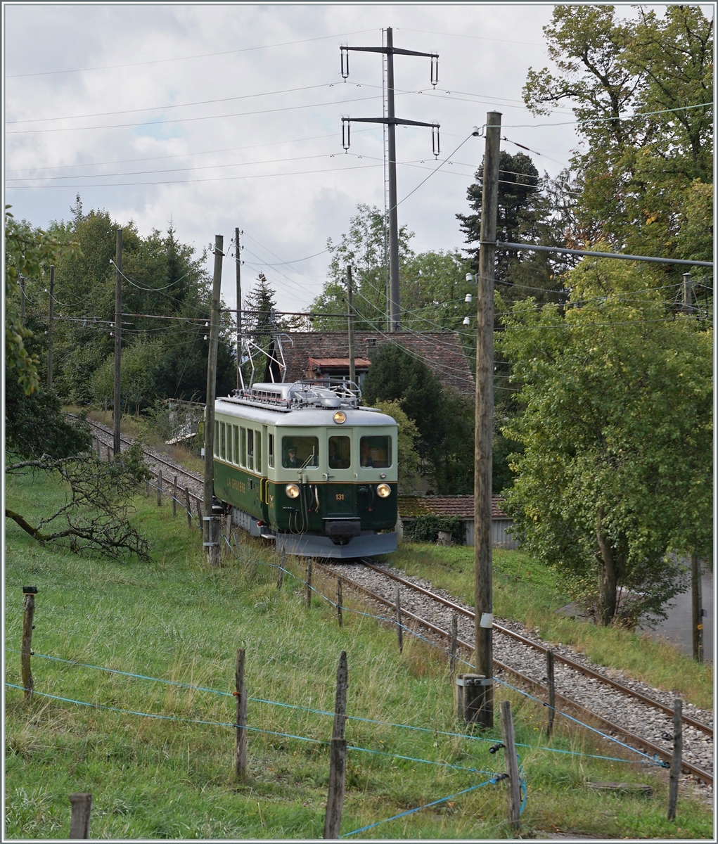  Il �tait une fois... les ann�es 40 / Es war einmal: die 40er Jahre  Der GFM Historique BCe 4/4 131 (Baujahr 1943) ist bei Cornaux solo von Chaulin nach Blonay unterwegs und unterstreicht auf diese Art, wie mit den neuen Triebwagen in den 40er der Betrieb vereinfacht werden konnte. 

10. Sept. 2022