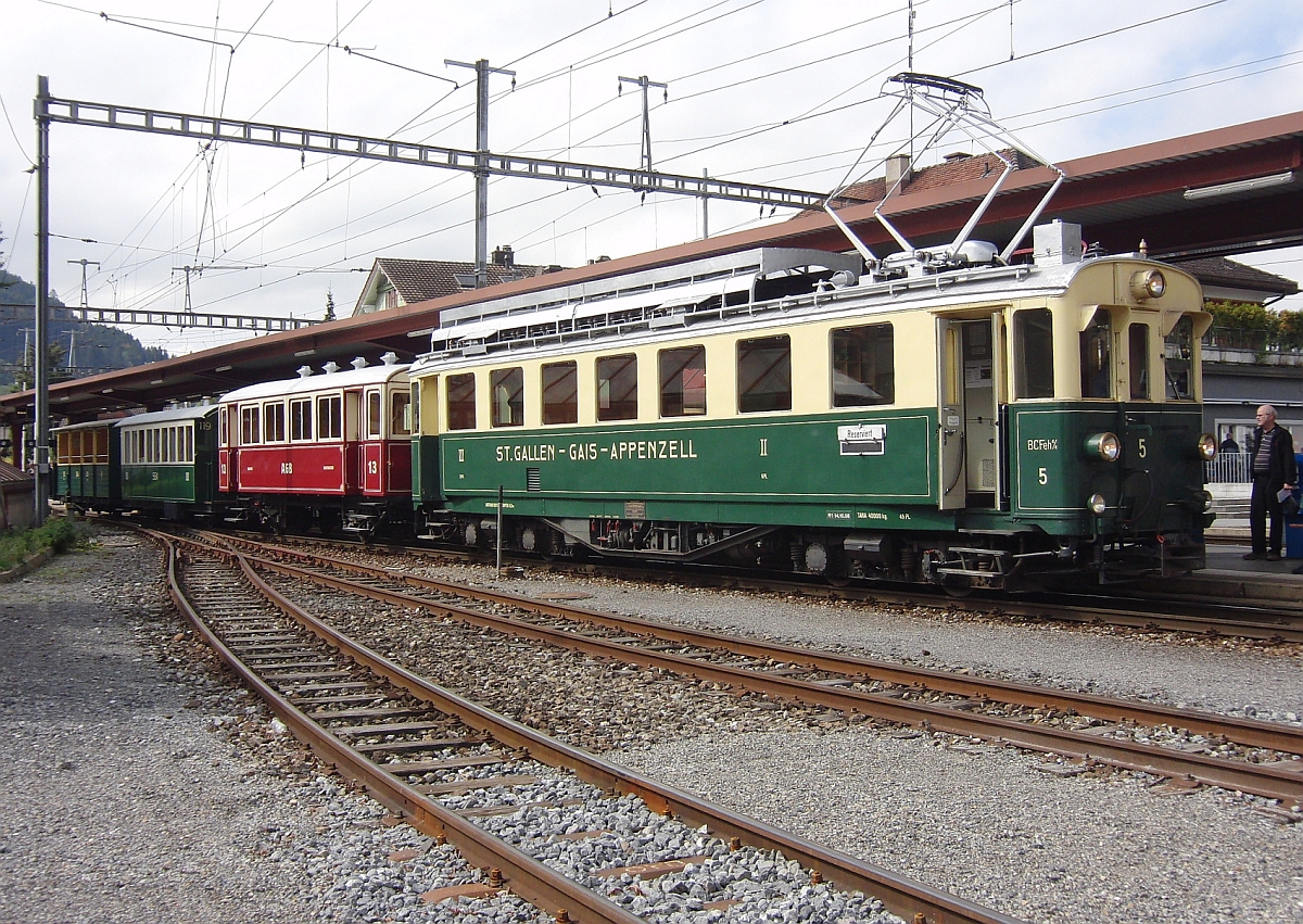 Im Bahnhof Appenzell steht ein historischer Sonderzug mit dem 1931 gebauten Triebwagen vom Typ BCFeh 4/4 der ehemaligen SGA (St. Gallen-Gais-Appenzell Bahn). Standpunkt der Aufnahme war hinter dem Velost�nder und au�erhalb des eingez�unten Gleisbereichs (21.09.2013).