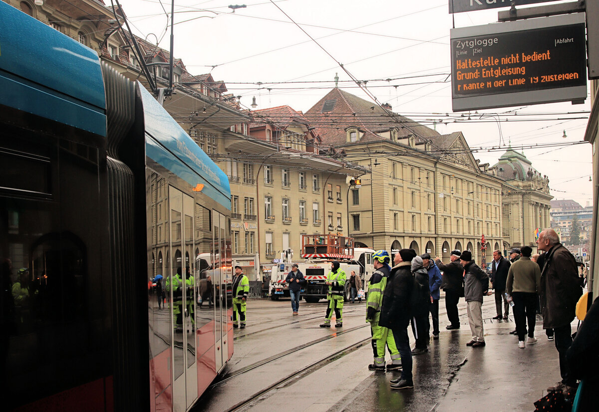 Im Berner Trambetrieb: Eine nicht alltägliche Ankündigung. Combino Wagen 758, Zytglogge, 1.Februar 2024 