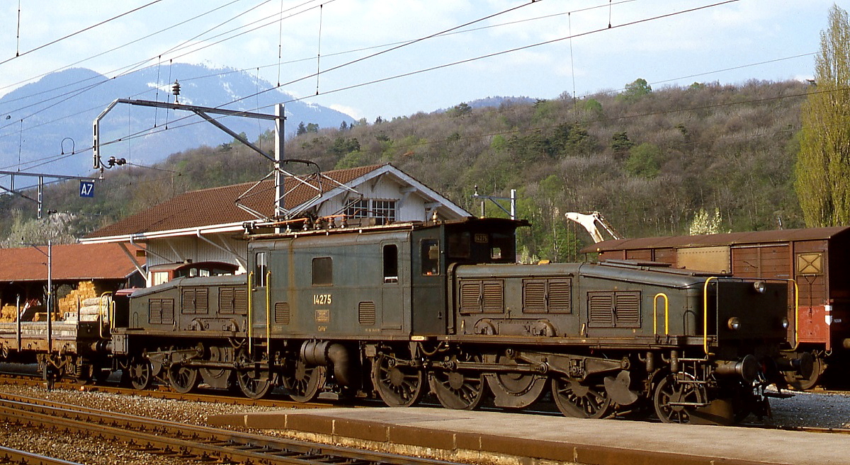 Im Juli 1983 sonnt sich die Ce 6/8 II 14275 im Bahnhof St. Maurice. Von der Ce 6/8 II wurden zwischen 1919 und 1922 insgesamt 33 St�ck gebaut, von denen die letzten bis 1986 im Einsatz standen.