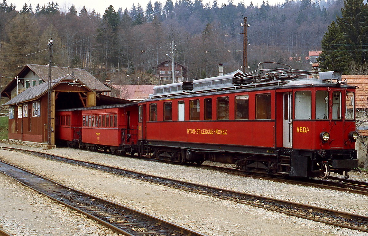 Im Mai 1980 ist ein ABDe 4/4 der NStCM mit zwei Personenwagen in St. Cergue abgestellt