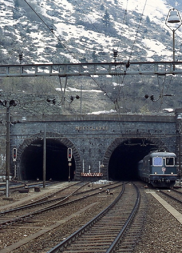 Im Mai 1980 verl��t eine Re 6/6 den Gotthard-Tunnel und erreicht G�schenen