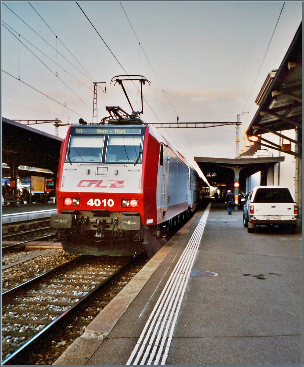 Im Sp�therbst 2005 machte die BLS mit CFL Doppelstockz�ge im Plandienst praktische Versuche der Doppelstockz�ge auf der S1 Thun-Bern Fribourg in deren Folge ja dann die BLS RABe 515 bestellt und auf dieser Strecke in eingesetzt werden. 

Das qualitativ nicht ganz �berzeugende Bild zeigt die CFL 4010 mit ihrem Doppelstockzug beim Wenden in Fribourg. 

Im November 2005