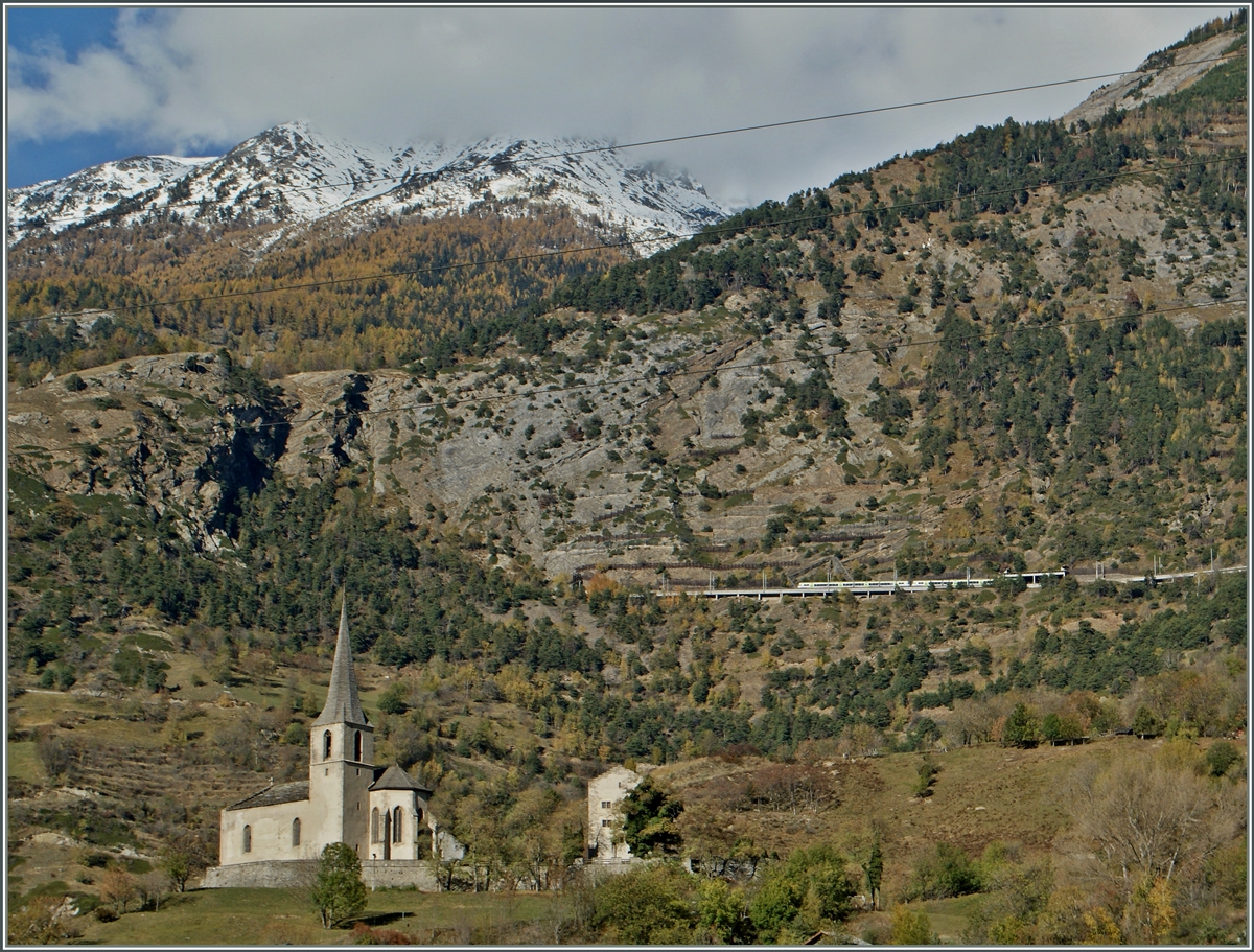 Im Vordergrund die Kirche von Raron und ganz oben auf den Berg ein BLS L�tschberger auf der Fahrt Richtung Bern.
5. Nov. 2013