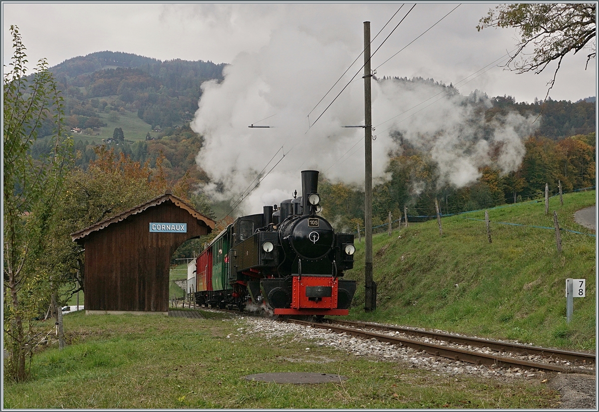Im wahrsten Sinne des Wortes  mit Volldampf  zieht die Blonay-Chamby G 2x 2/2 102 bei Cornaux ihren Zug die Steigu8eng in Richtung Chamby hoch. 

18. Okt. 2020