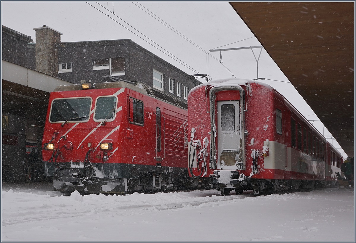 Im Winter werden die Regionalzüge Andermatt - Disents aus Sicherheitsgrunden (Schneeverwehungen/Lawinen) mit HGe 4/4II statt Pendelzügen geführt. Und somit ergibt sich in Andermatt immer interessantes Manöver beim bereitstellen des Zug. Auf Gleis 1 warte der abgehende Zug, auf Gleis 2 ist der Gegenzug bereits eingetroffen. 
5. Jan 2017