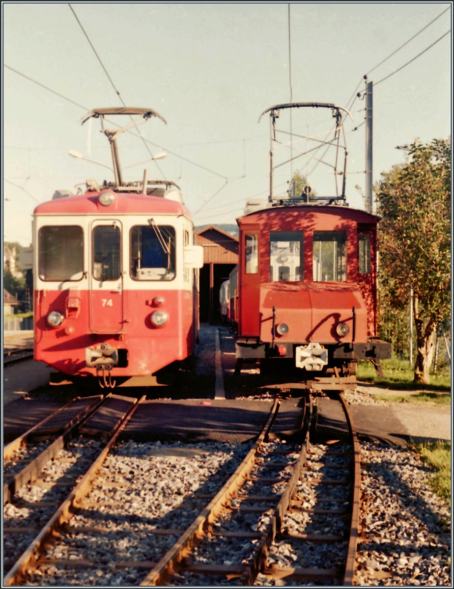 In Blonay warten auf ihre nächsten Einsätze der CEV BDeh 2/4 74 und der CEV Te 82. 

Analogbild vom August 1985