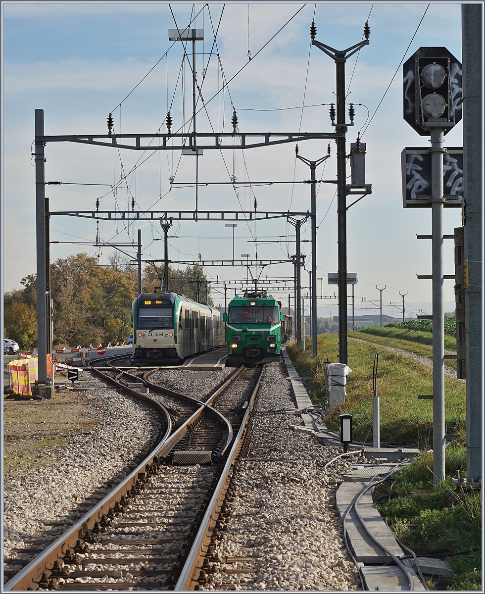 In Bussy-Chardonney endet der Regionalverkehr, wer weiter will, muss in den Bus umsteigen. Auf Gleis 3 wartet die BAM Ge 4/4 21 mit sieben leeren Eaos auf die Weiterfahrt Richtung Apples. 
17. Okt. 2017