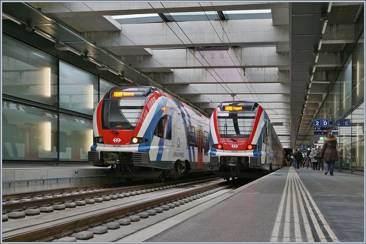 In Chêne Bourg begegnen sich SNCF Streik bedingt die beiden SBB CFF LEX RABe 522 228 (als SL2) und RABe 522 220 (als SL4).

15. Dez. 2019 