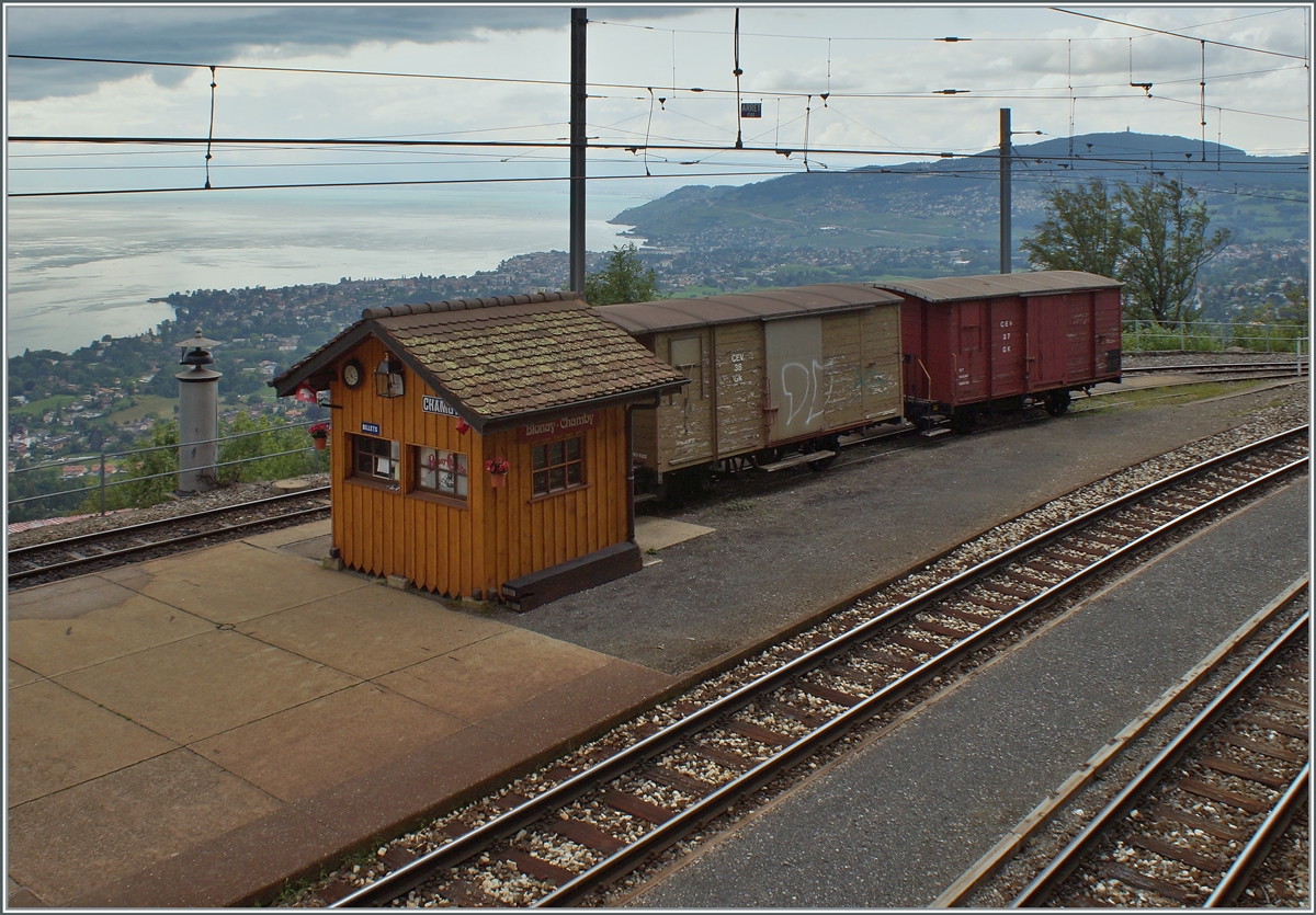 In Chamby stehen seit einiger Zeit die beiden CEV Güterwagen Gk 38 und 37. Als ich in Blonay gearbeitet habe, habe ich hin und wieder Stückgut in solche Wagen verladen. 

22. August 2021