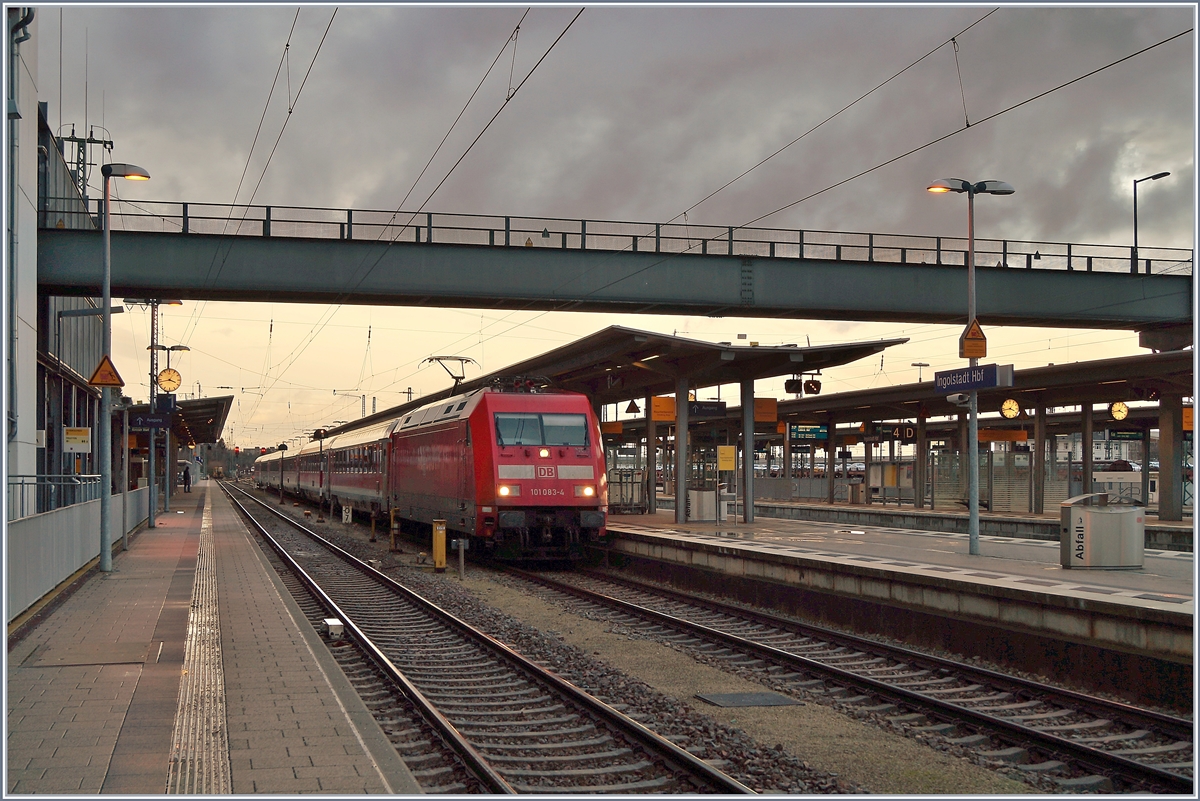 In Ingolstadt wartet ein  Nürnberg-München Express  auf die Überholung durch ICE-Züge.
3. Jan. 2018