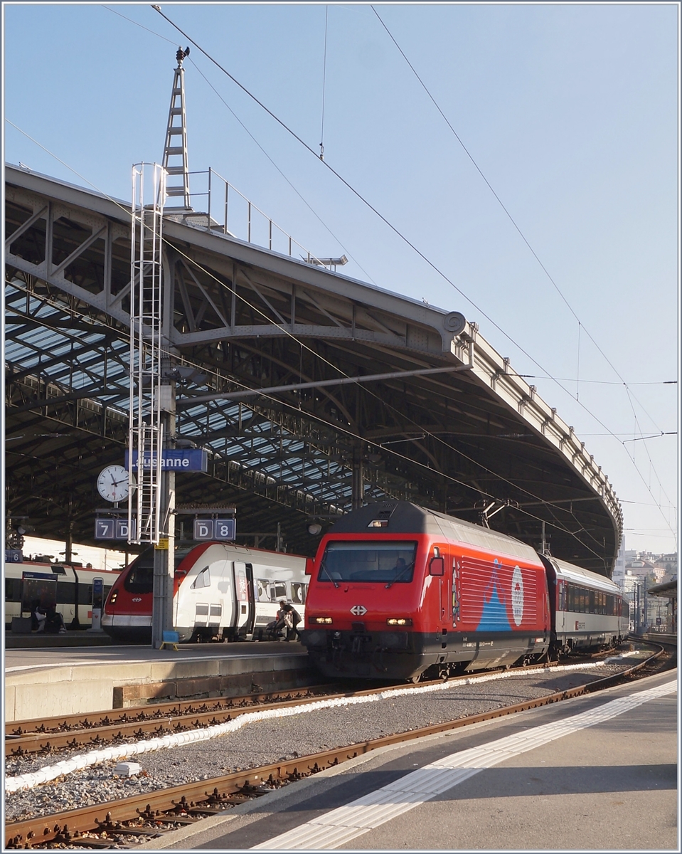 In Lausanne verlässt die SBB Re 460 058 (UIC 91 85 4 460 058-1 CH-SBB)  100 Jahre Zirkus KNIE  mit ihrem IR 90 1814 den Bahnhof in Richtung Genève-Aéroport.

6. Dez. 2019
