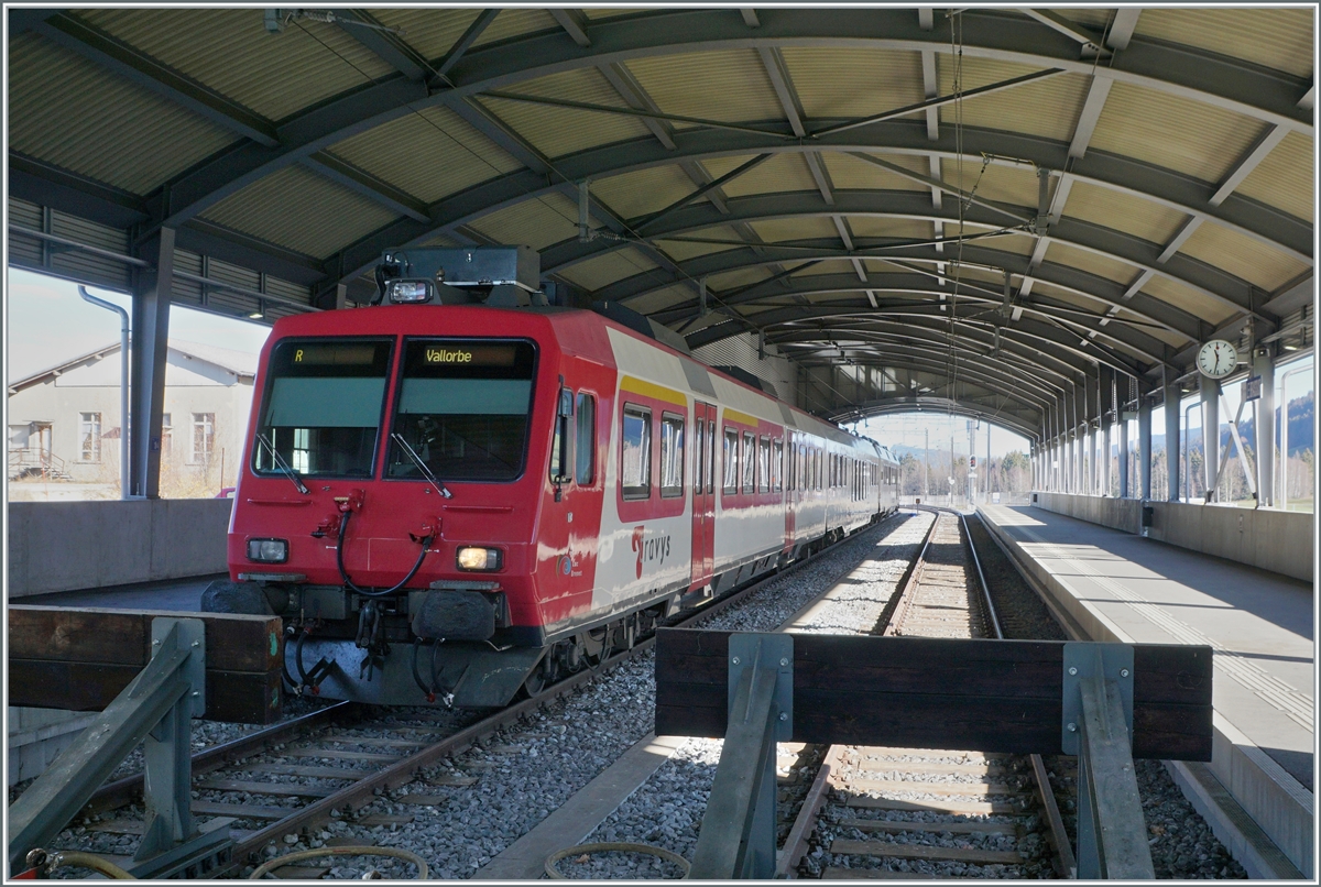 In Le Brassus wartet der TRAVYS RBDe 560 384 (UIC RBDe 560 DO TR 94 7 560 384-0 CH-TVYS) mit dem Zwischenwagen B NPZ DO TR 50 85 29-43 384-1 CH-TVYS und dem Steuerwagen ABt NPZ DO TR 50 85 39-43 984-6 CH-TVYS als Regionalzug 6018 nach Vallorbe auf die Abfahrt. 

14. November 2020