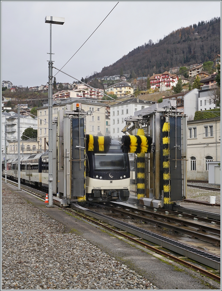 In Montreux wird der MOB Be 4/4 9204  Alpina  gründlich geputzt und dies mitten im Winter, ein Zeitpunkt welchen andere Bahnen für Reinigungsarbeiten eher meiden. 

7. Dez. 2024
